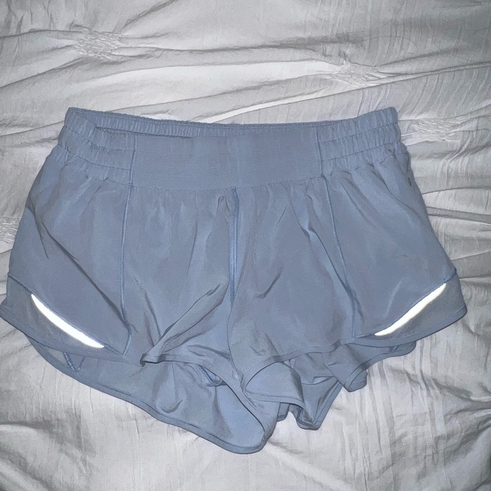 Lululemon hotty hot shorts low rise 2.5 inch daydream color